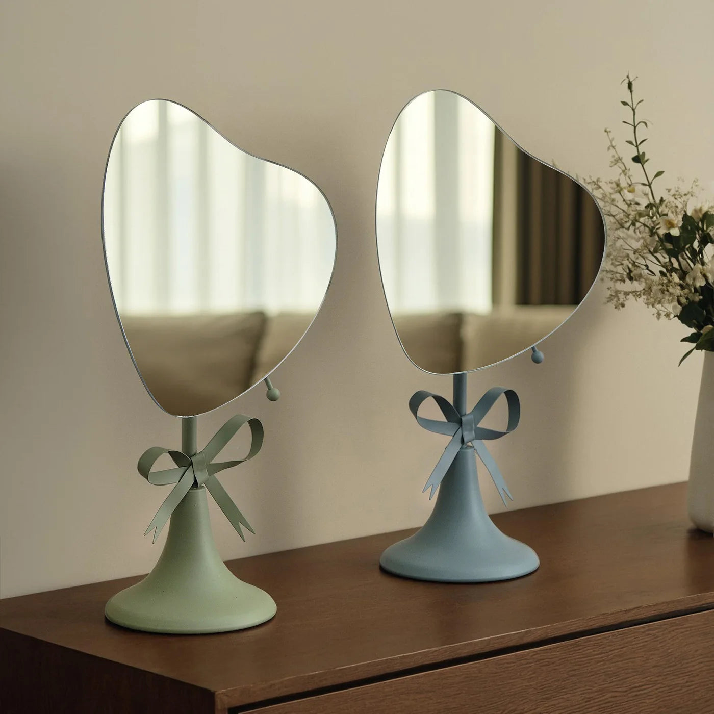 Metal Home Makeup Mirror Household Freestanding Dressing Mirror with Simple Decor for Dormitory, Heart-Shaped Mirror Ornament